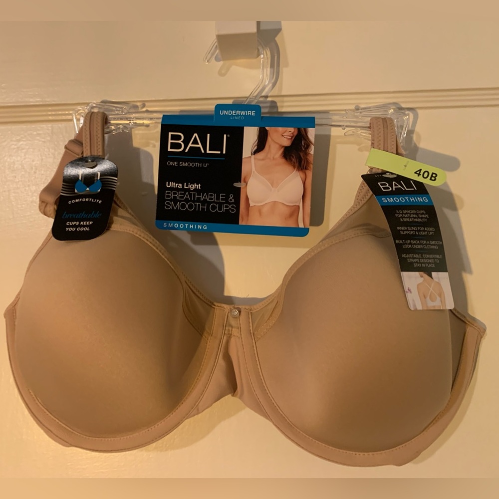 Bali Ultra Light Smoothing Underwire Bra. 40B. Light tan.